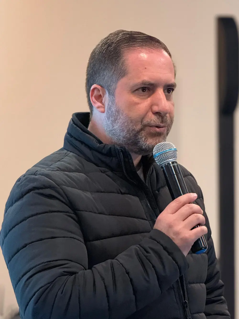 Ricardo França falando ao microfone durante um encontro empresarial